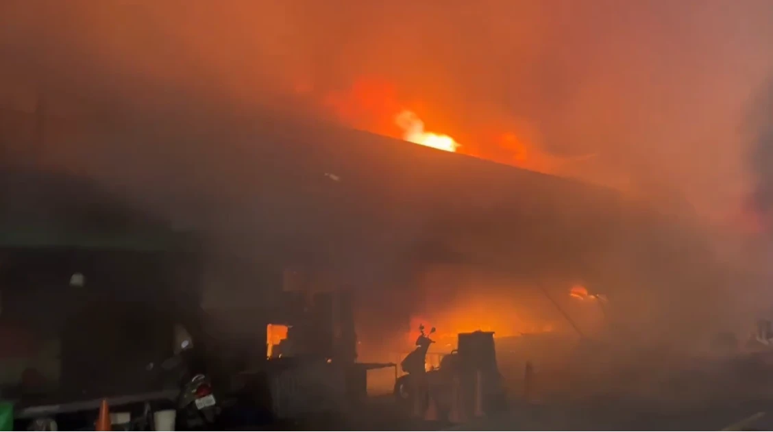 南門市場大火「2/3被毀」！爆炸聲不斷、濃煙竄　攤商損失百萬痛哭