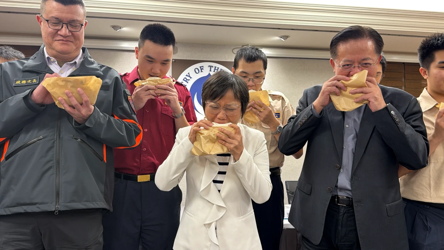 「豬肉解封」第一咬　劉世芳化身「吃播主」大嗑刈包挺台灣豬