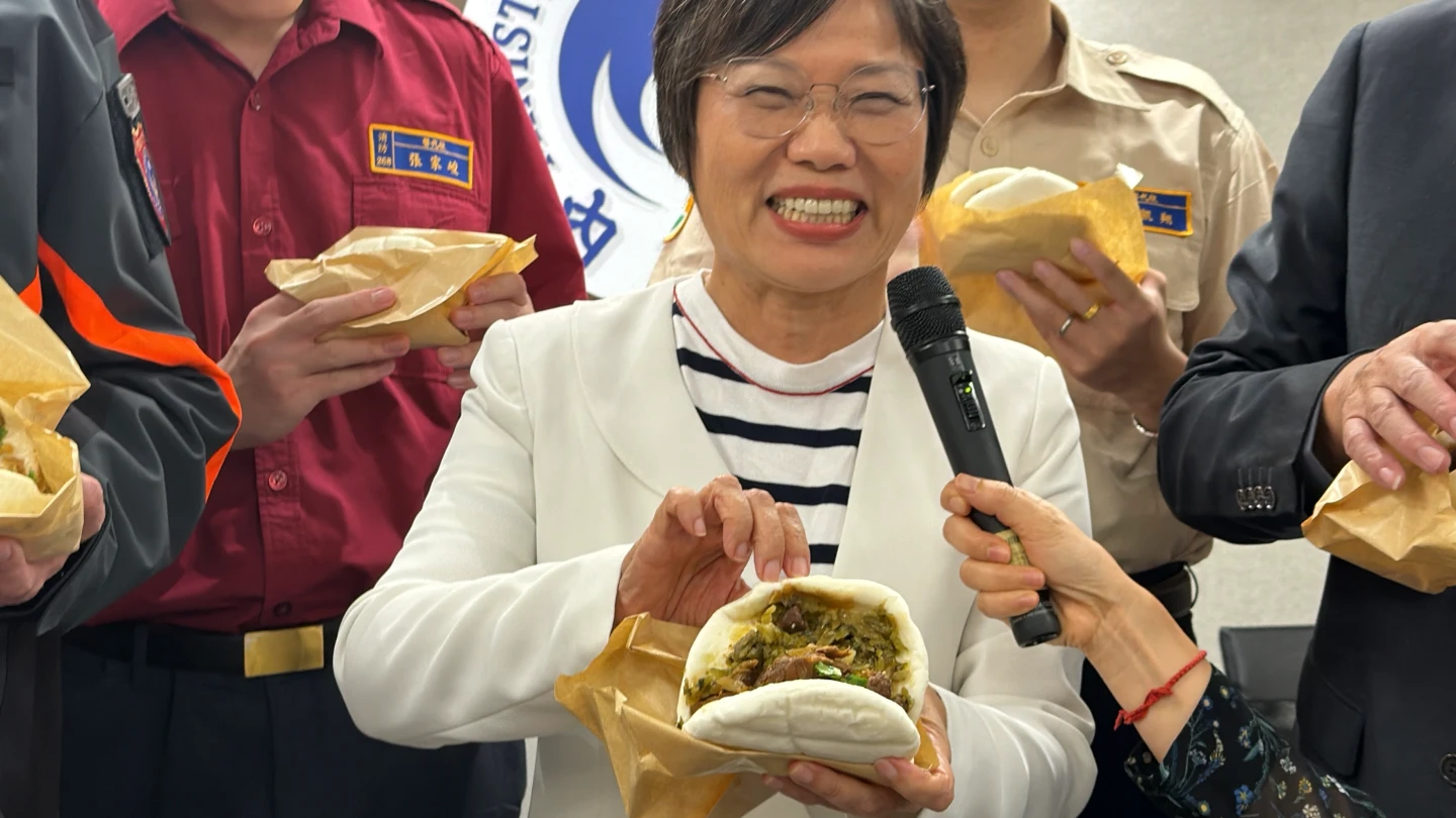 「豬肉解封」第一咬　劉世芳化身「吃播主」大嗑刈包挺台灣豬