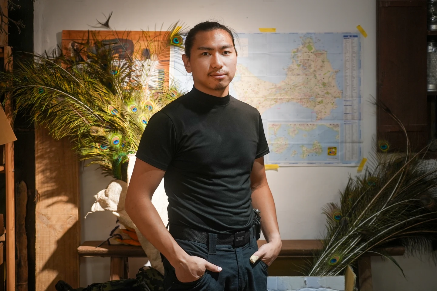 孔雀劫7｜獵人也是再生藝術家　返鄉青年打造孔雀羽毛飾品