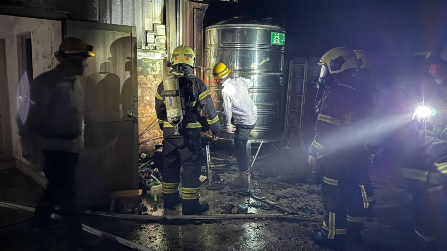 北市內湖驚傳公寓火警　頂樓瞬陷火海！消防局11車、28人馳援