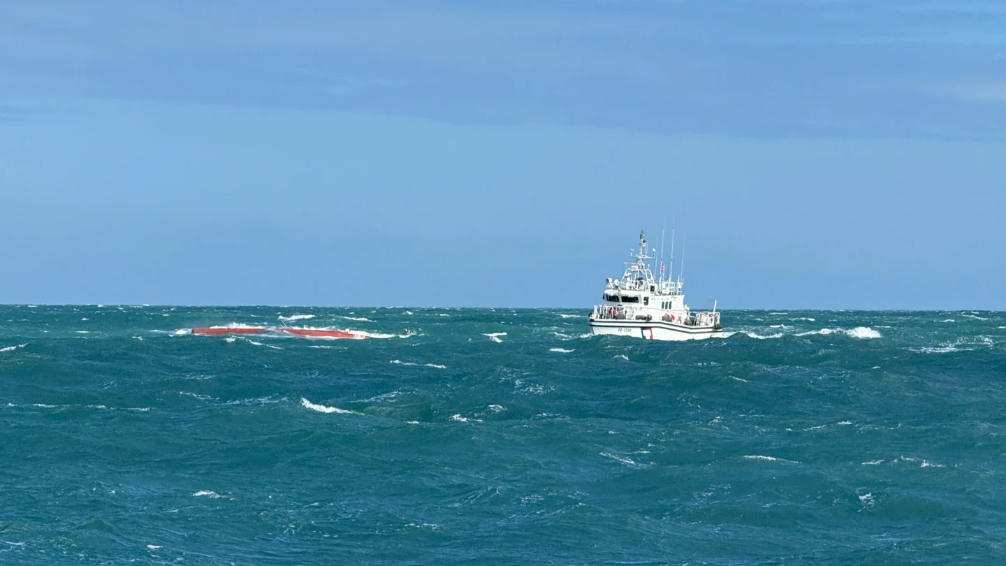 有片｜萬里漁船北部海域翻覆9人落海　台籍船長、2外籍船員失聯！海空搜救中
