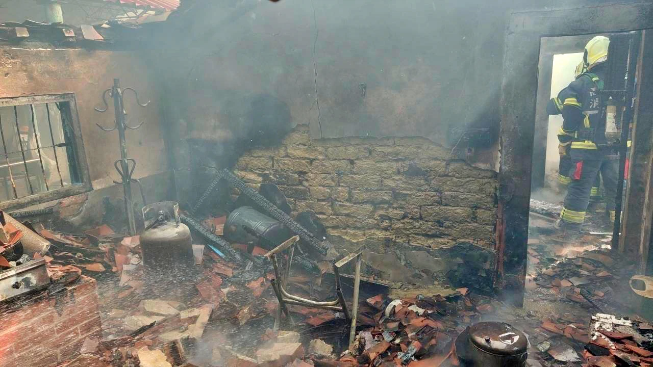 高雄田寮平房全面燃燒！91歲老翁急救火　不幸命喪火窟