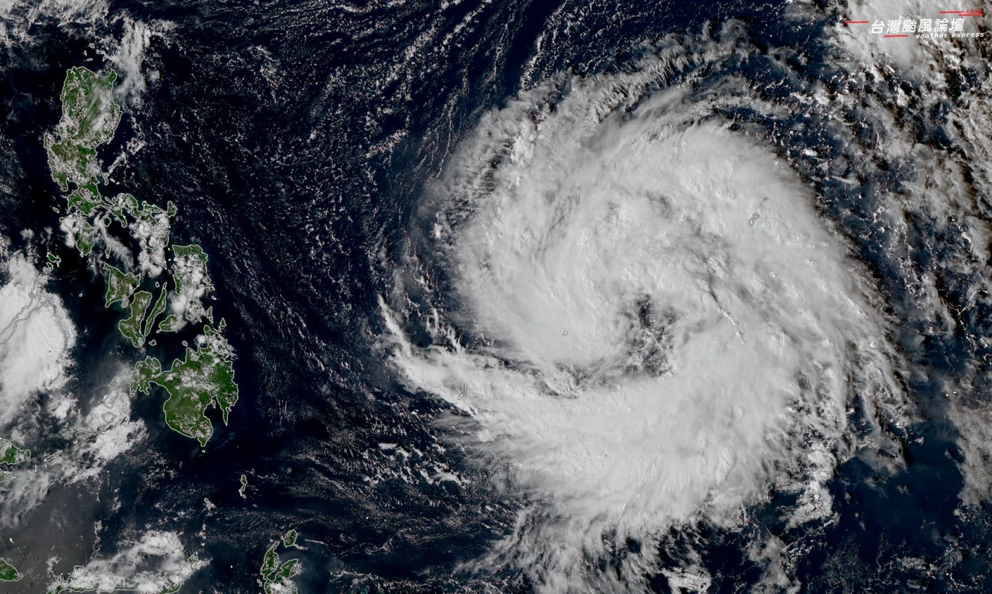 鳳凰颱風「真的很大一隻」　超巨畫面曝！專家：越來越壯碩