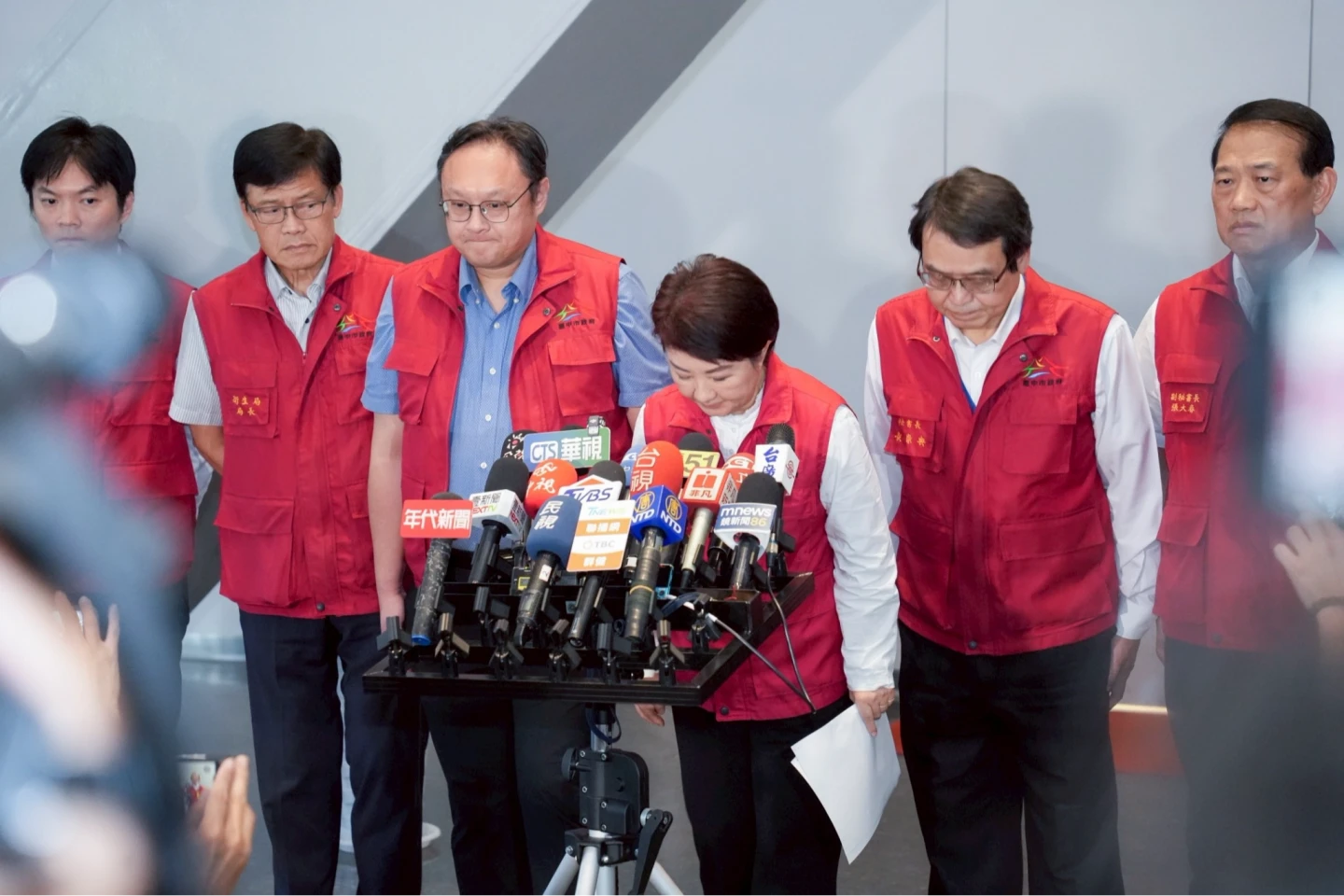 盧秀燕首度為非洲豬瘟道歉！　率團隊90度鞠躬：媽媽做不好一樣要檢討