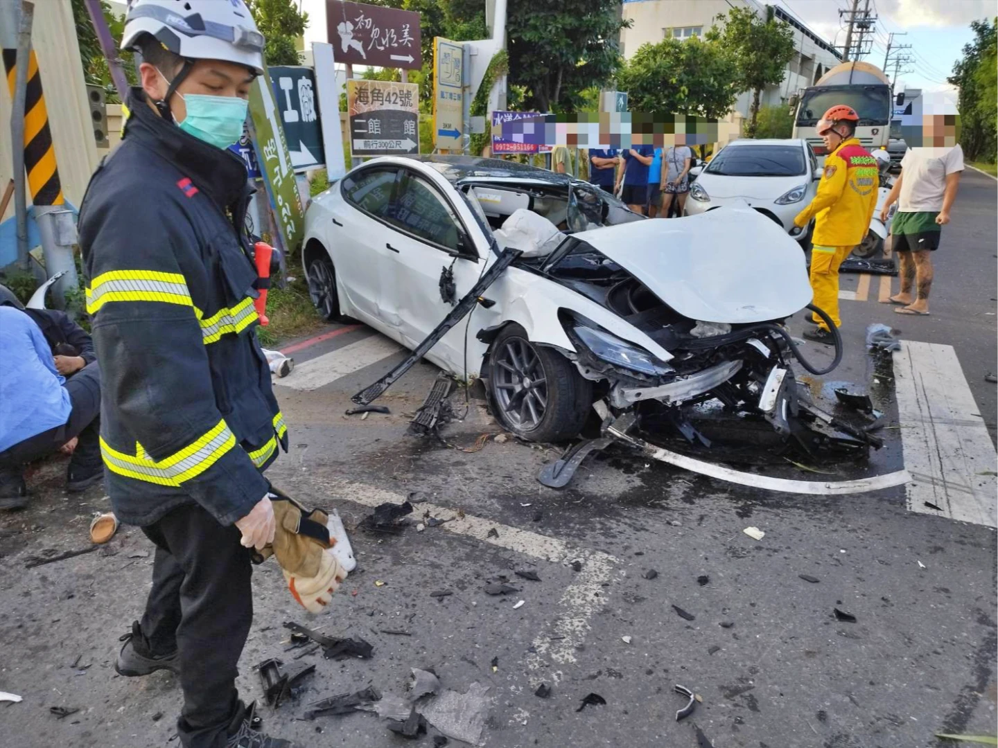特斯拉追撞混凝土車！再衝撞「夫妻載2兒」4貼機車　8人送醫1命危