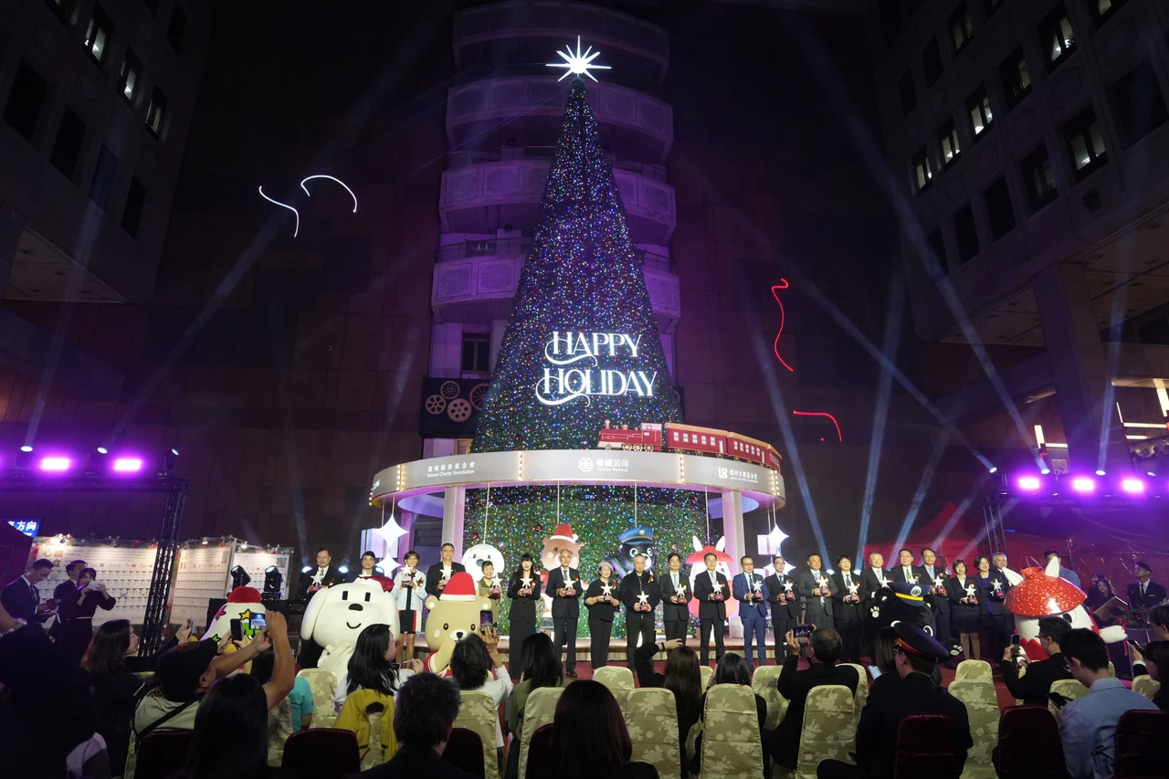 全台室內最高22米聖誕樹點燈！6萬顆燈泡閃耀北車　展至明年1/4