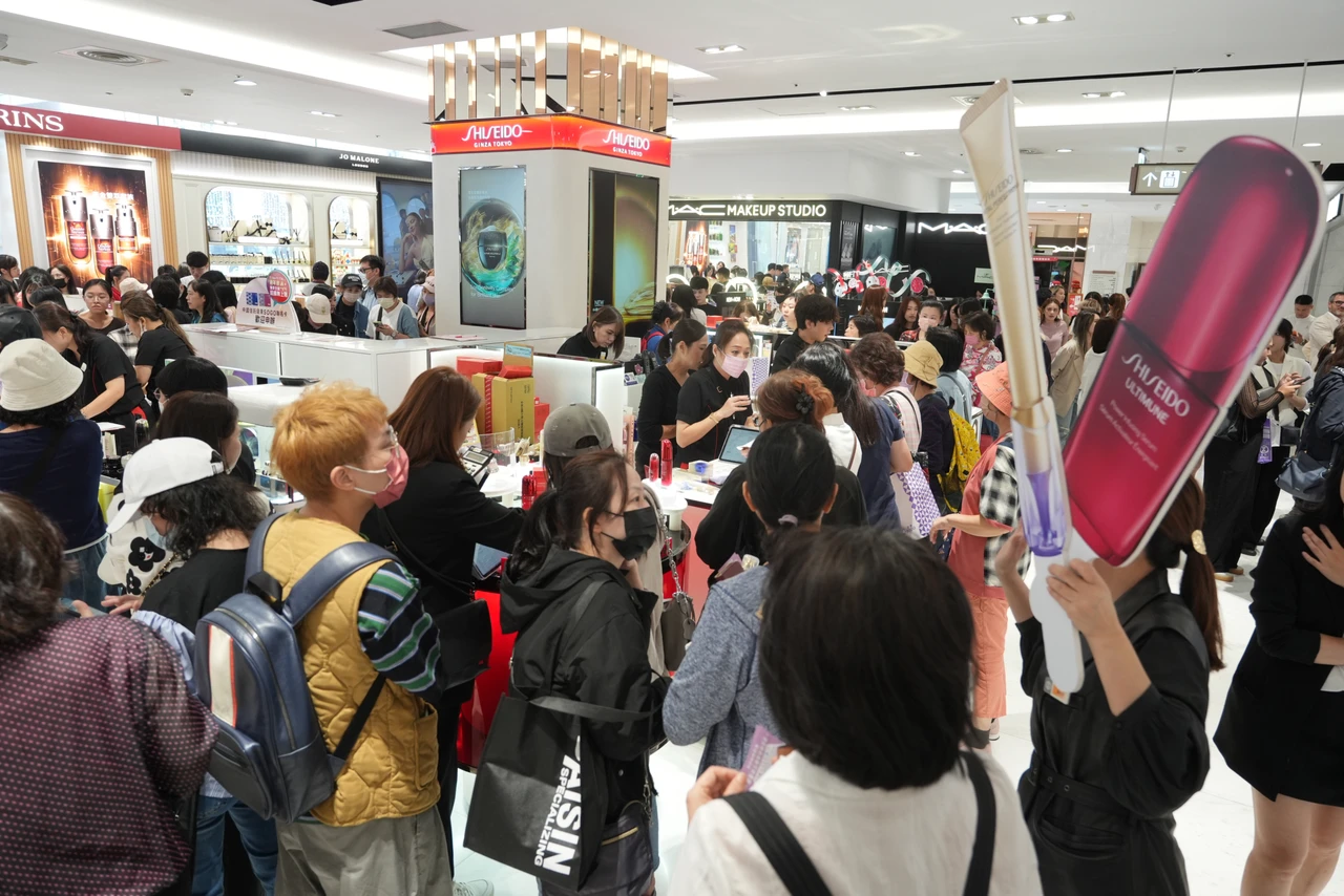 直擊｜SOGO周慶首日人潮爆！頭香6點就到　普發1萬助攻「她超市爆買7千」