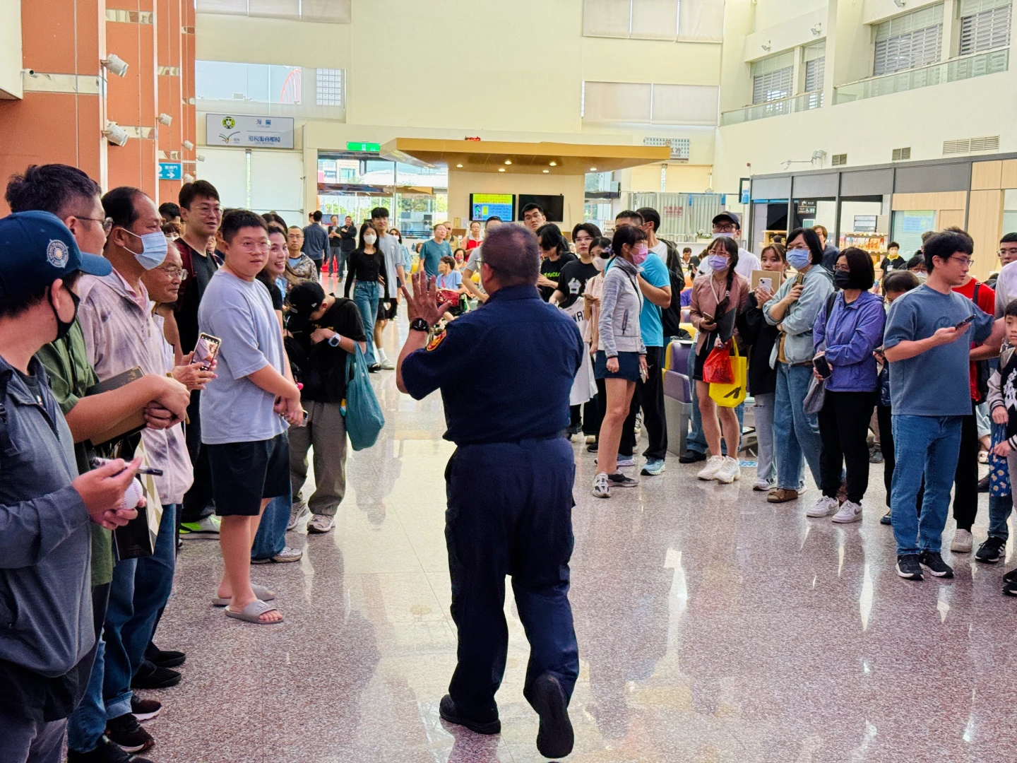 黃仁勳將抵台南！大批粉絲奔機場接機　排排站人潮曝光