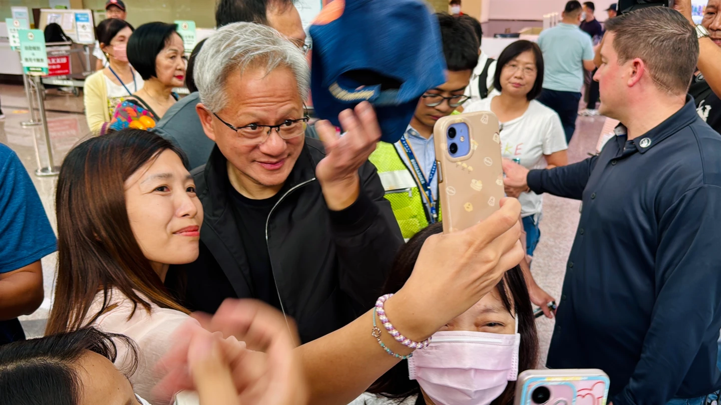 台南人太熱情！黃仁勳一路簽名「30公尺走了15分鐘」　見棒球讚山本由伸：很厲害