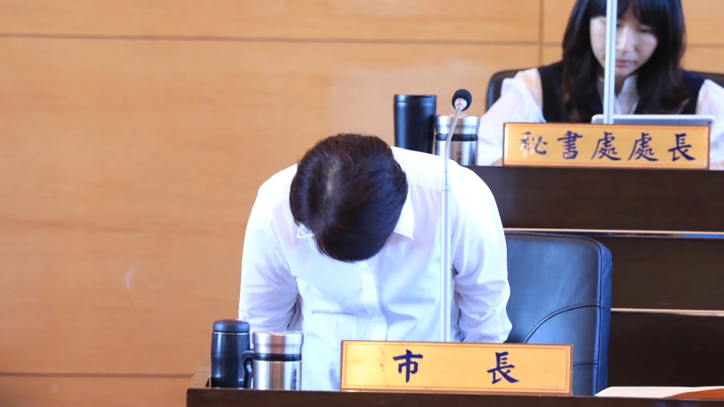 盧秀燕再鞠躬道歉！赴議會報告非洲豬瘟　自責「以此為鑑」