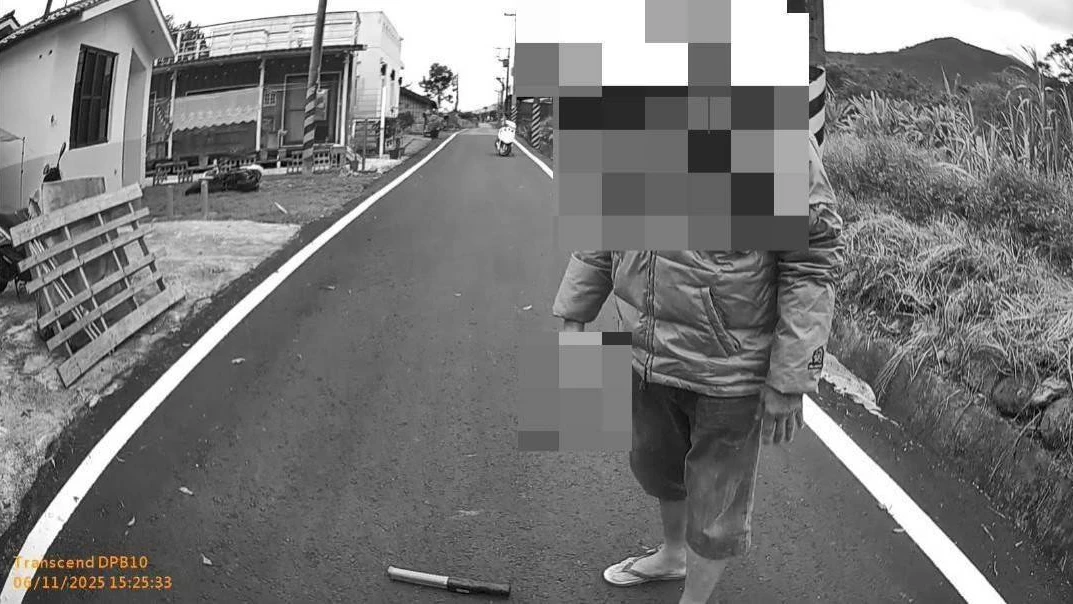 劫車片｜花蓮街頭驚魂！通緝犯遇警拒捕亮刀反抗　「隨機劫車逃逸中」女車主嚇壞