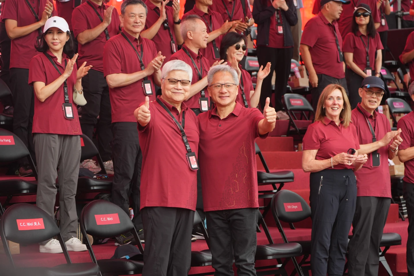 台積電運動會1｜黃仁勳比啦啦隊紅　和魏哲家同框員工搶拍