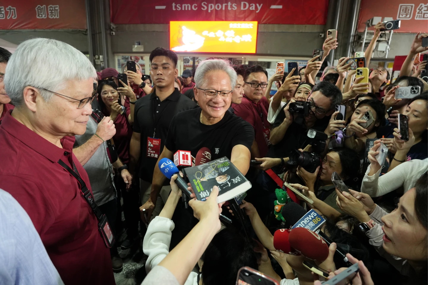 台積電運動會4｜黃仁勳離台前大讚台積電晶圓供應非常好　魏哲家親曝他「想要更多晶片」