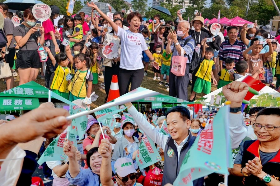 初選對決！林俊憲5千人造勢宣示福利加碼　陳亭妃教育10美景吸親子票