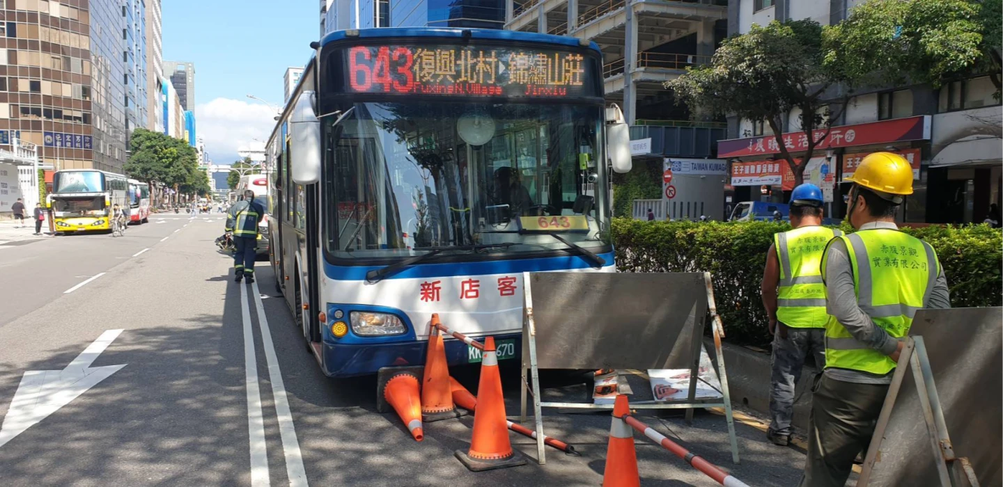 有片｜643公車司機恍神撞告示牌　1家3口跌倒！司機及2孩送台大