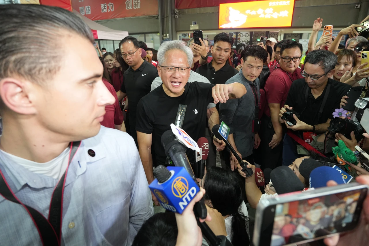 財報亮麗股價反跌！黃仁勳在內部大會抱怨　「市場對輝達預期高得離譜」