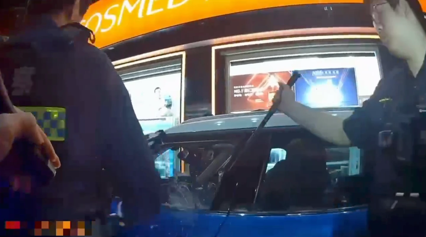 有片｜無照掛假車牌拒檢！警破窗拉人下車　他說了這句話吞四張罰單法辦