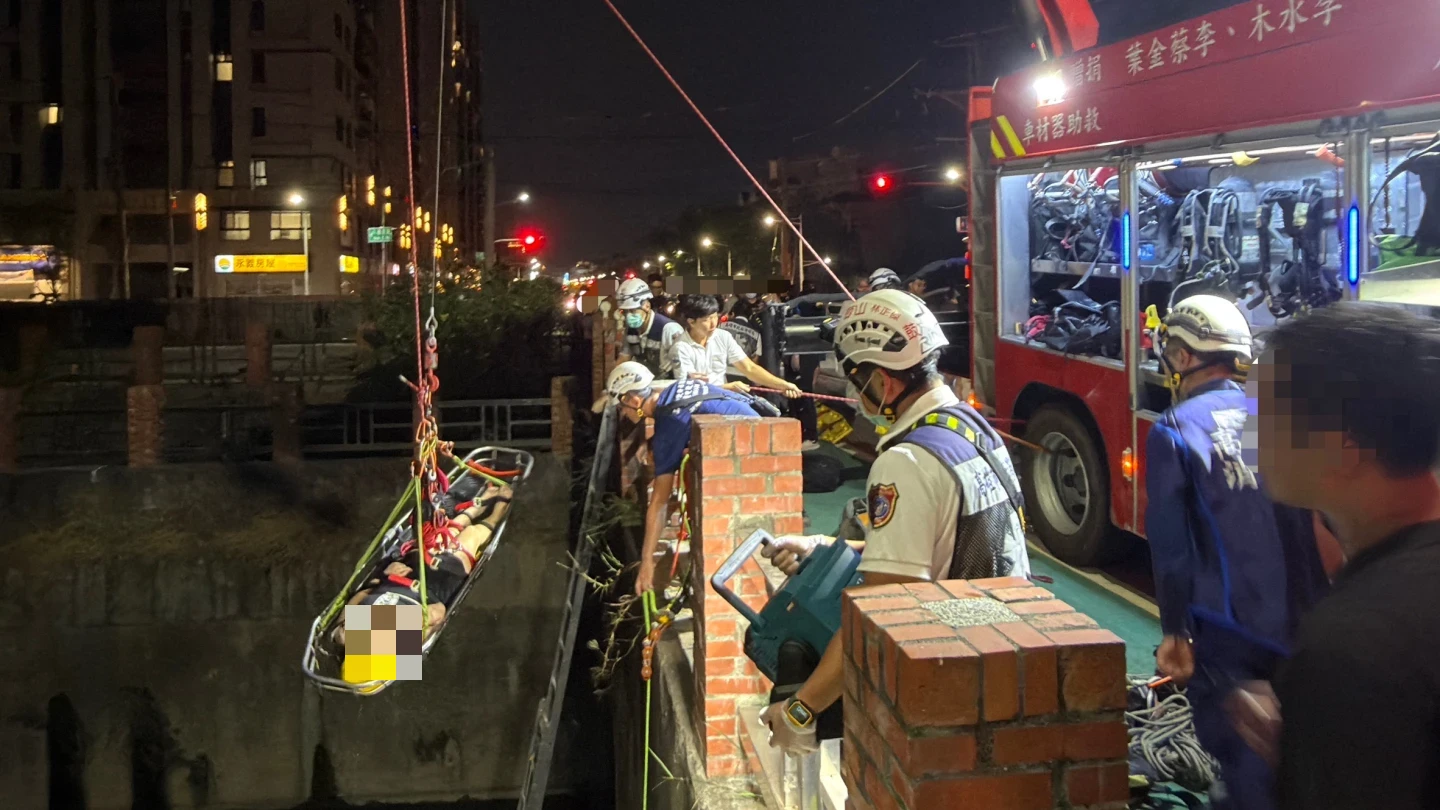 高雄情侶吵架釀意外！女子負氣離去酒醉墜河　男友借繩索救人雙雙受困