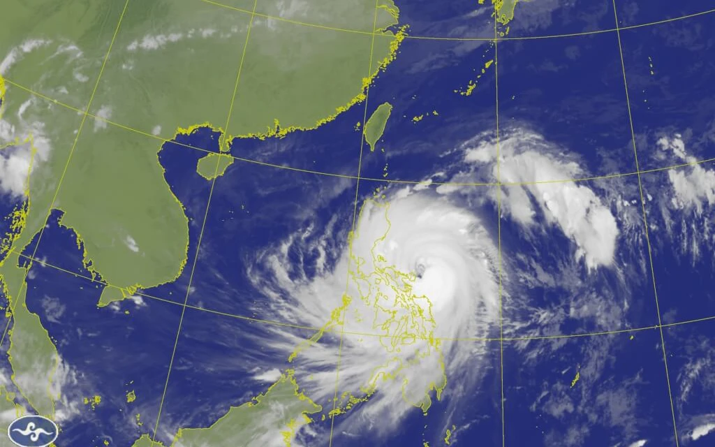 鳳凰颱風明起豪大雨！周二起共伴效應最劇　2地區慎防「大量致災性雨勢」