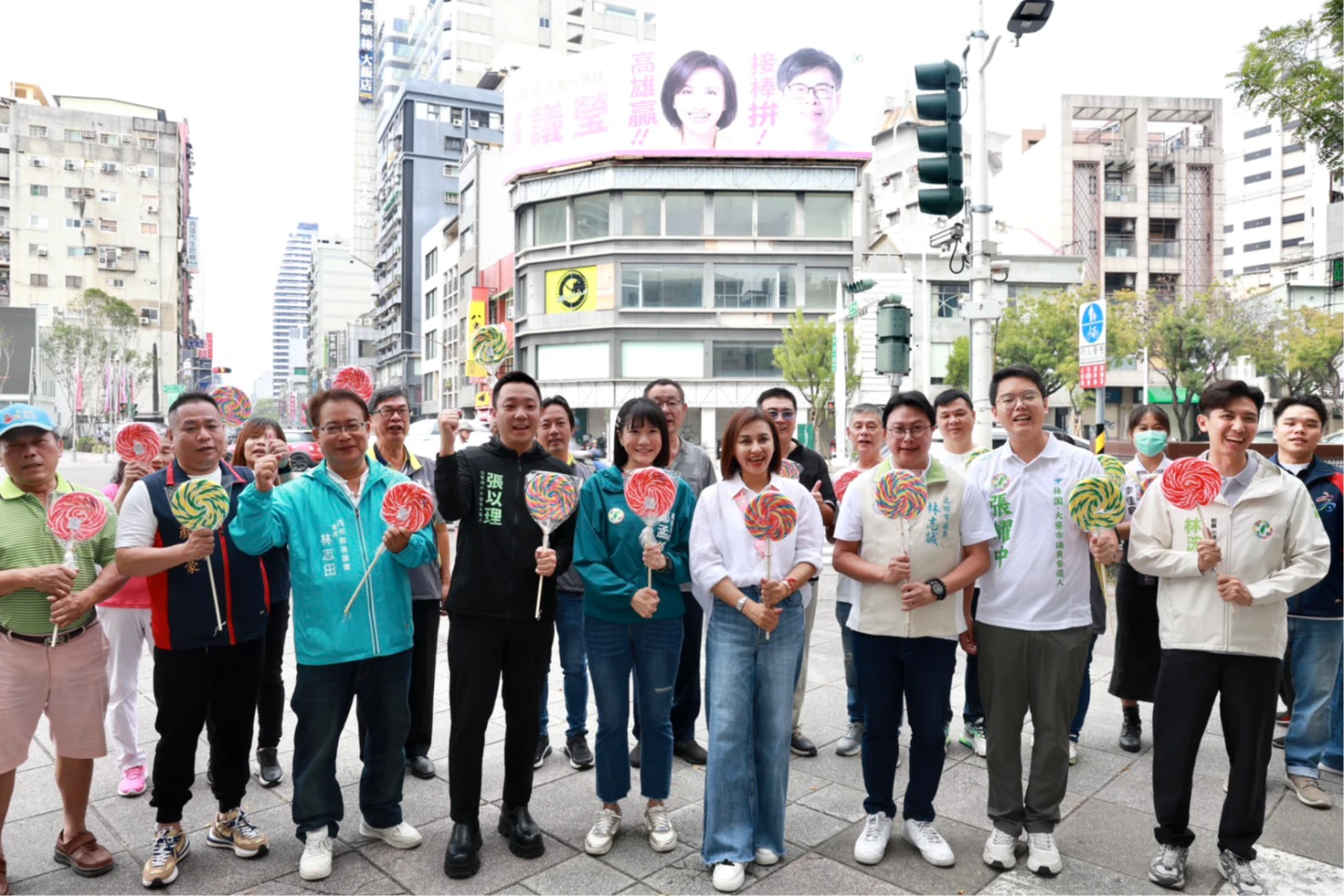 掛新看板「接棒拚！高雄贏！」邱議瑩獲陳其邁幕僚、後援會齊挺　宣布登記參選市長初選