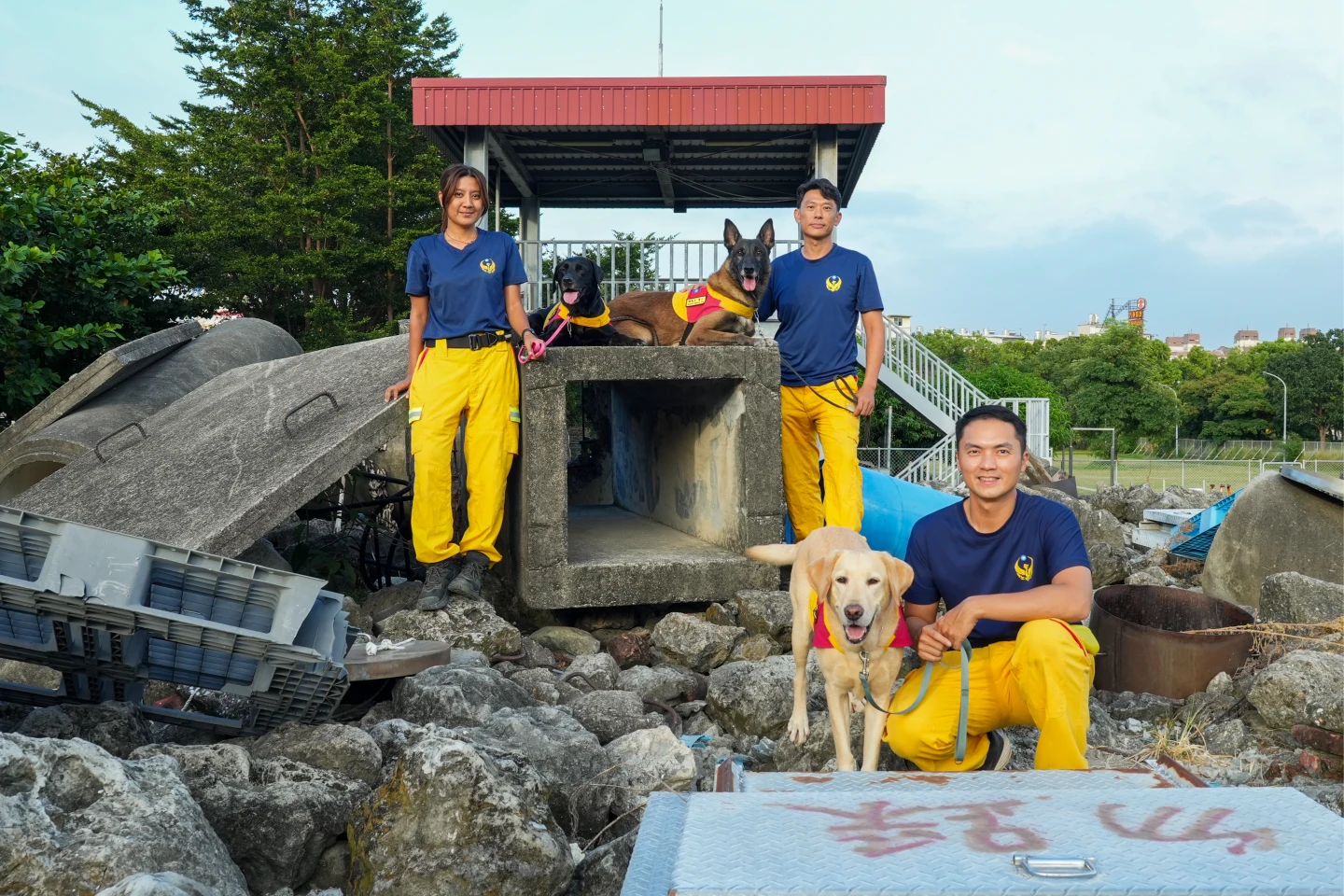 搜救神隊友｜誤陷爛泥「只剩頭」、險遭狗群圍攻！　高雄特搜犬馬太鞍驚險救災內幕曝
