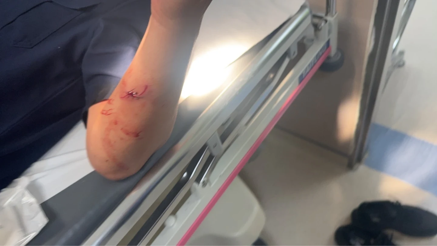 黑色BMW違停拒檢衝撞警車！高雄警「連開6槍」制止　駕駛逃逸、巡佐手臂濺血