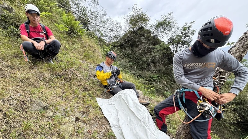 南投山難失聯45歲男找到了　押隊墜180公尺深谷亡！颱風前脫困運下山
