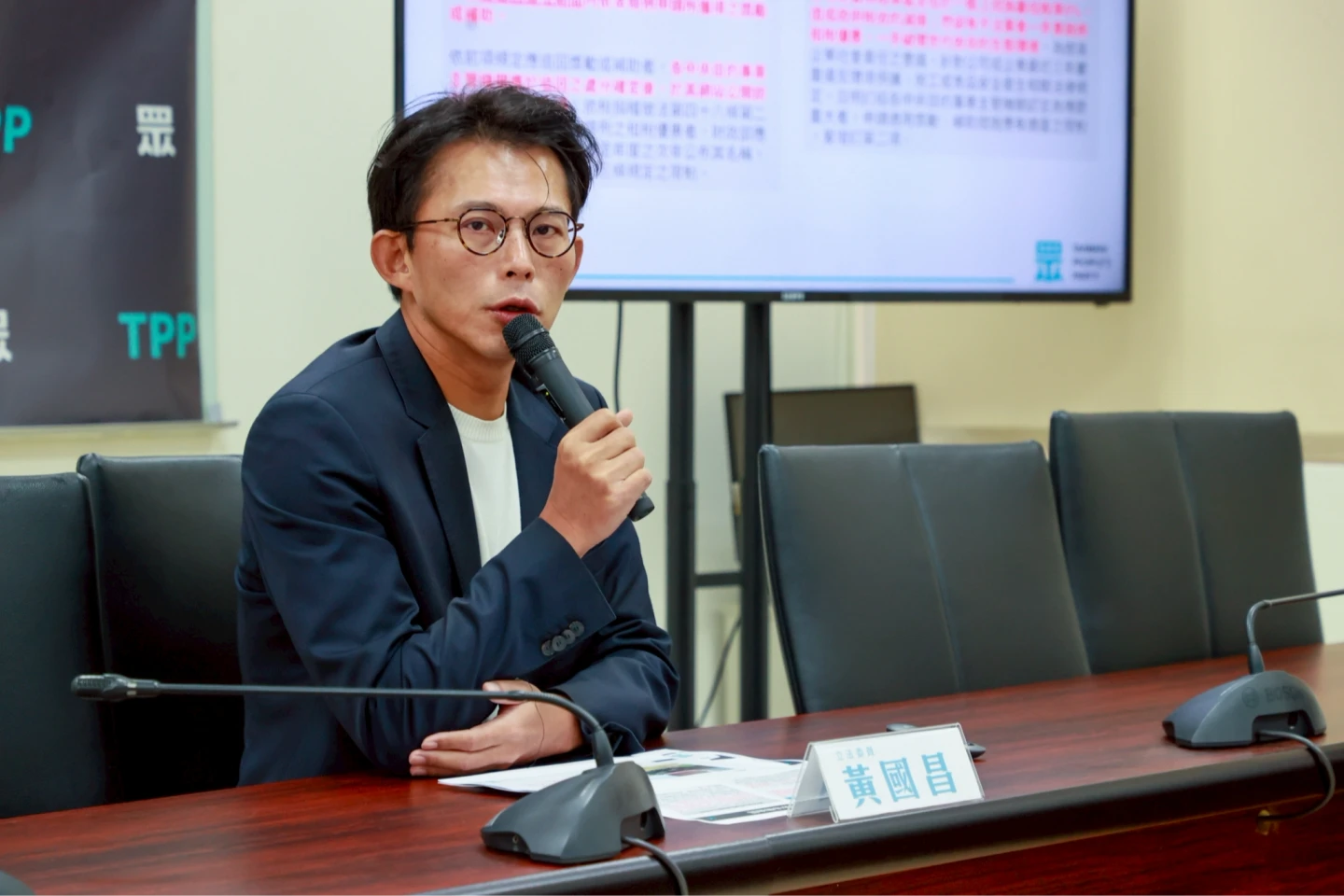 黃國昌控經濟部砸256億補助4千家違法企業　違反常識兼放水