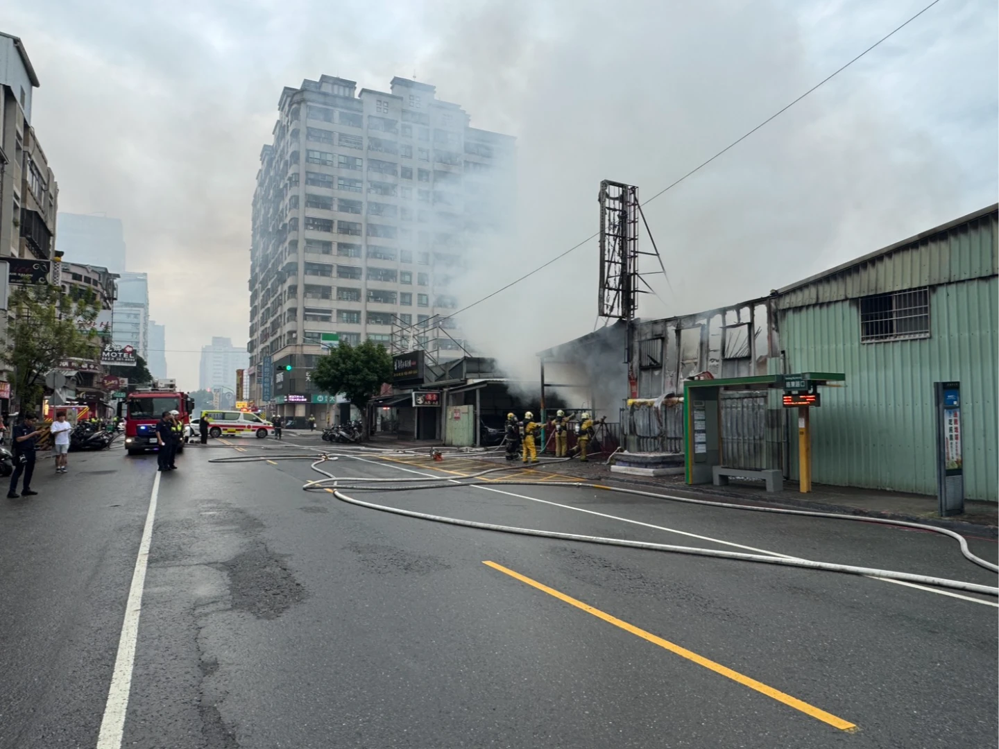 高雄鐵皮屋大火濃煙竄天！　9分隊急赴現場搶救