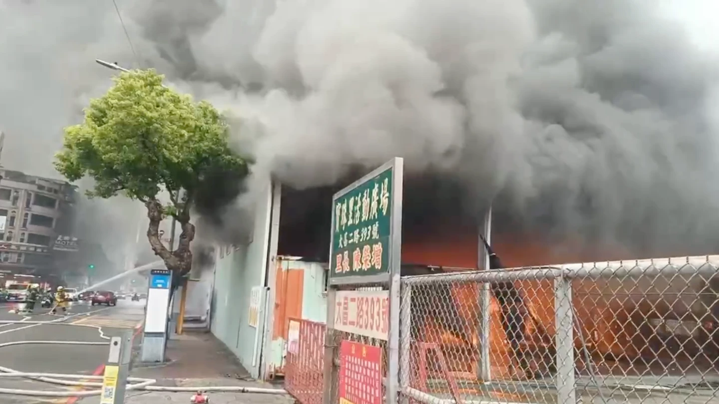 有片｜高雄里長辦公室大火濃煙竄天！警消急奔現場搶救　起火原因曝光