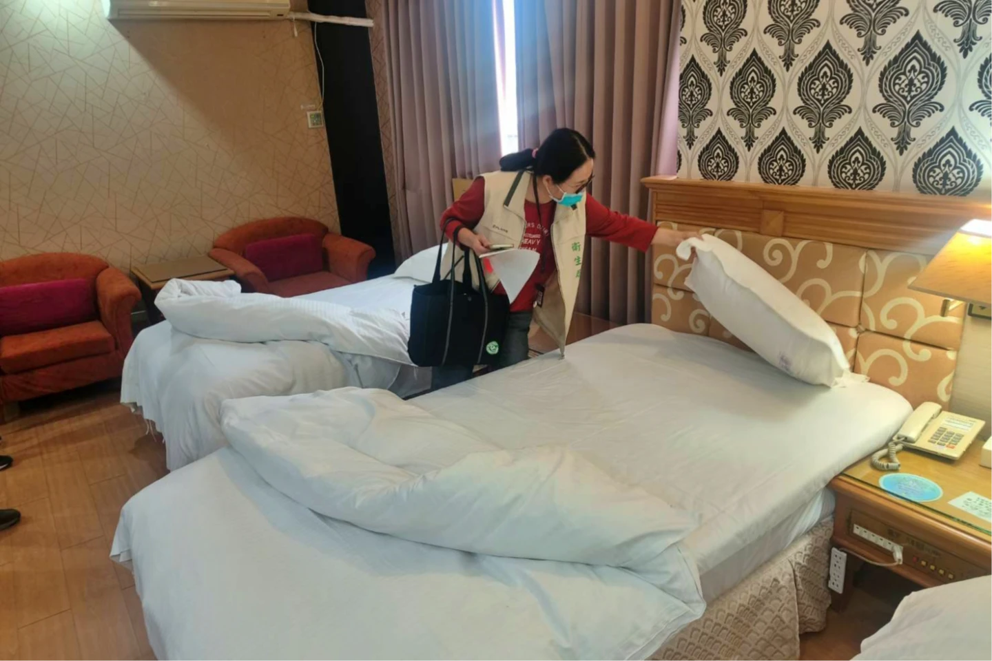 台南摩鐵床上爬滿臭蟲「捏死還噴血」！業者稱：鄉下難免　衛生局稽查結果曝