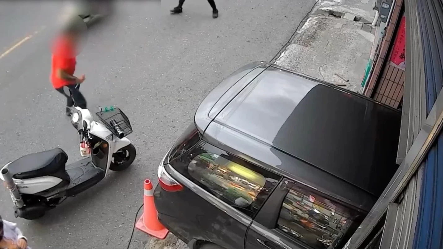 有片｜螺絲起子當武器！高雄偷車賊拒捕亂揮　警員警棍壓制瞬間畫面曝光