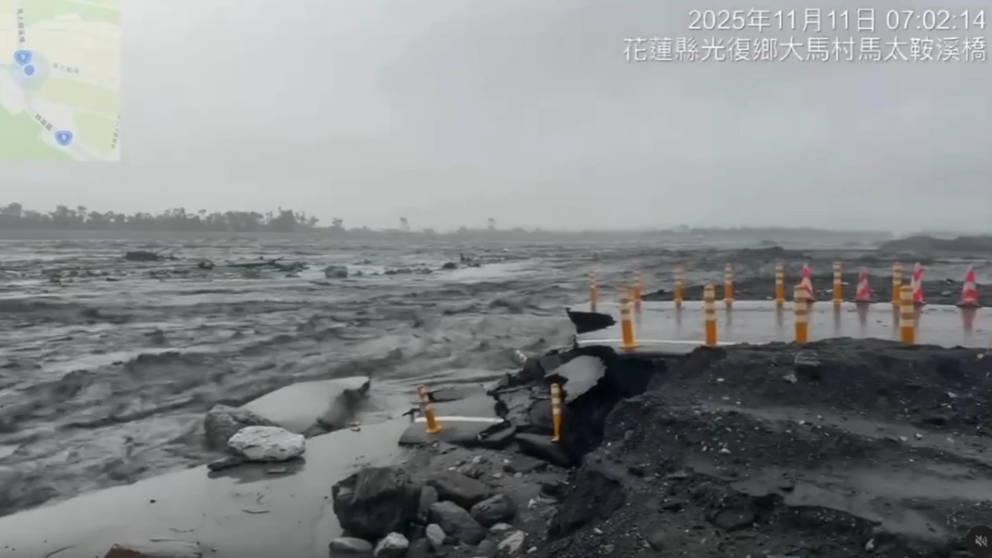震撼片｜鳳凰颱風來襲！馬太鞍溪便橋遭沖毀　他心痛：全毀了