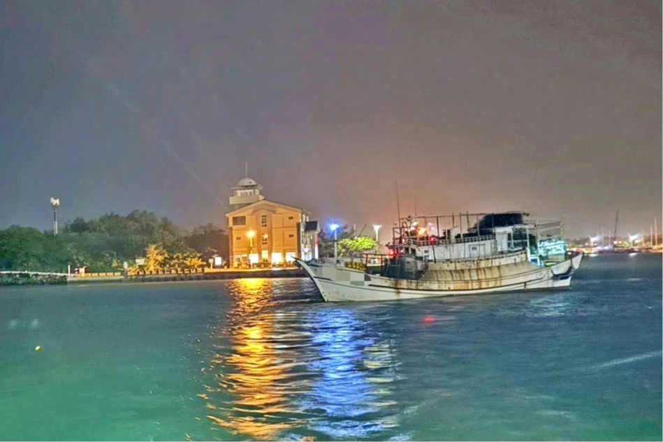 深怕11月颱風！台南農漁民摸黑搶收、急拖回蚵棚　漁船願挨罰仍執意出港