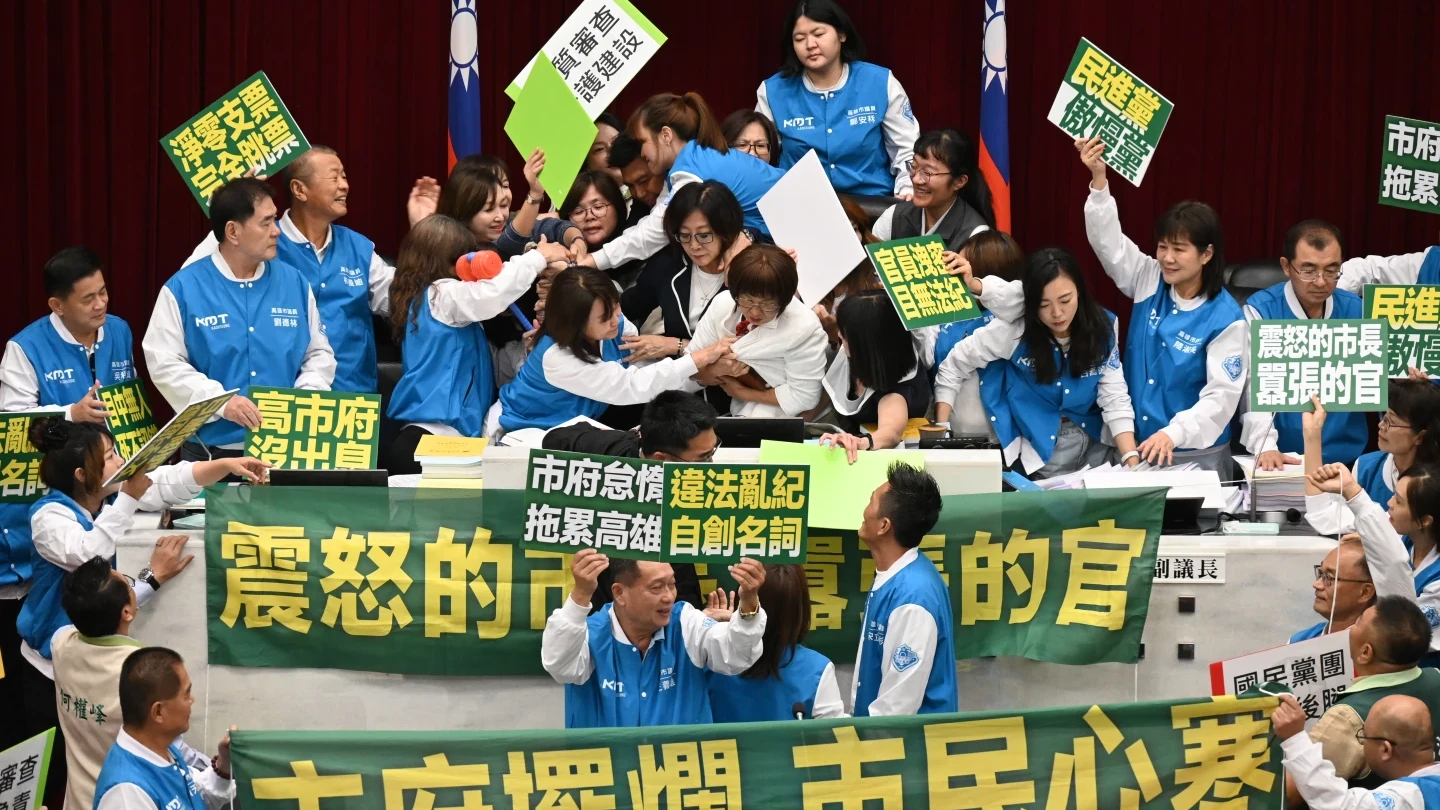 有片｜陳其邁議會報告完離席！　惹怒藍黨團霸占主席台爆衝突