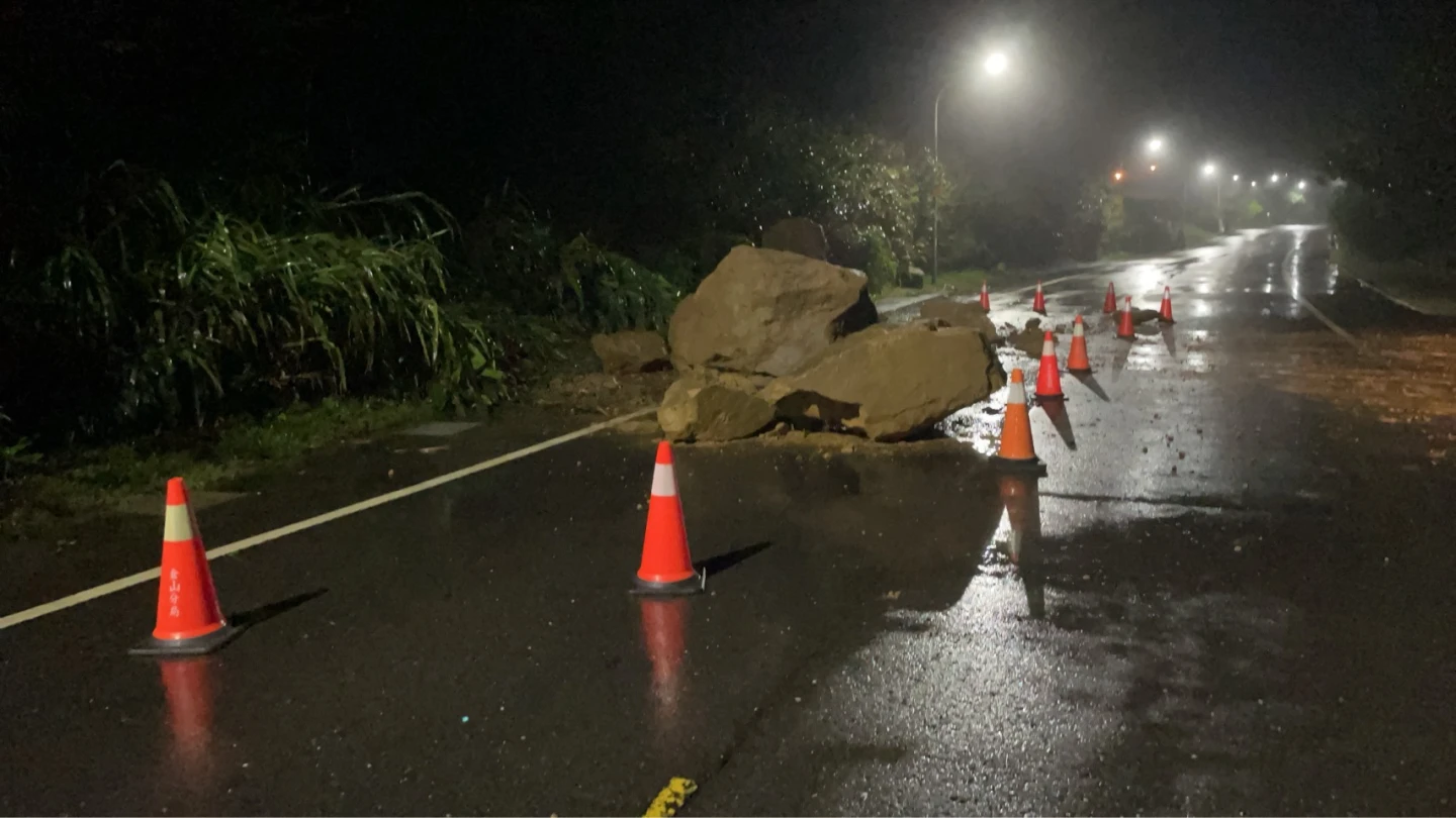 鳳凰還沒來！萬里核二廠進水口前土石崩落　巨石擋車道畫面曝