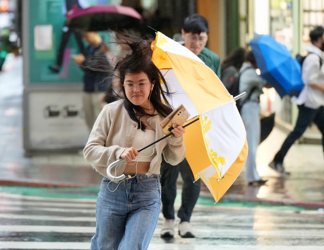 巴威颱風明晨發陸警　一圖秒懂全台風雨時程！明晚起豪雨、強風掀巨浪