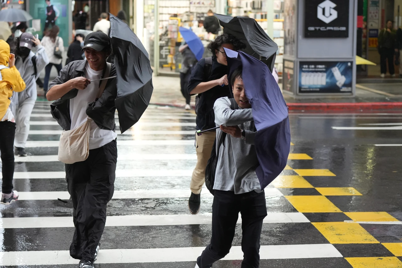 「非常強」雷雨帶來了　鳳凰颱風寫58年紀錄！明天登陸後恐迅速變熱低壓