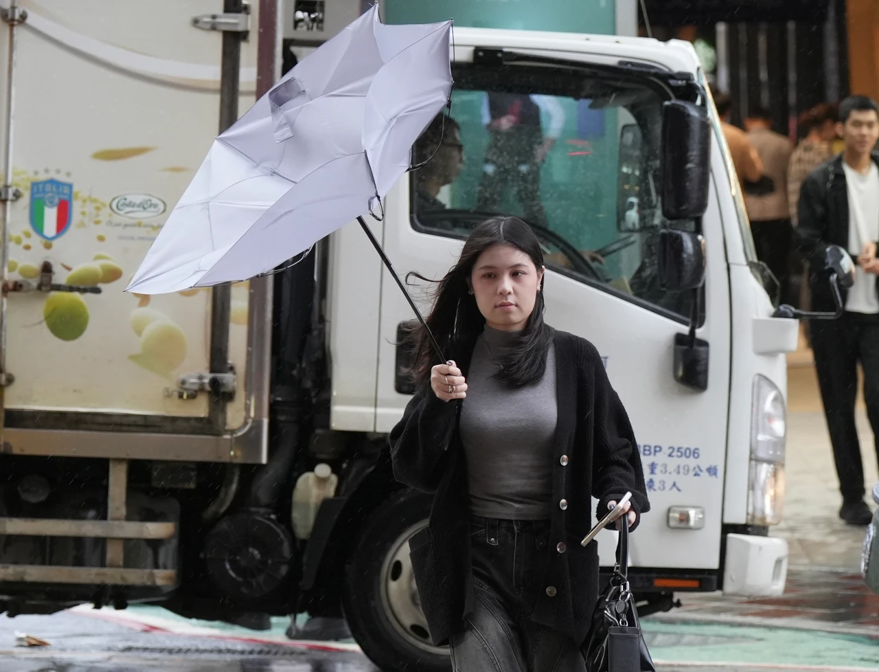 「鳳凰快變成雞」氣象粉專：北東風雨中場休息　颱風走後雨又來了