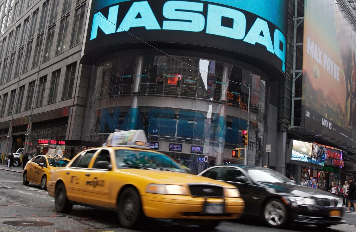 道瓊飆逾500點創新高、費半卻殺2.5%！軟銀清空、輝達摔3%　CoreWeave崩16%