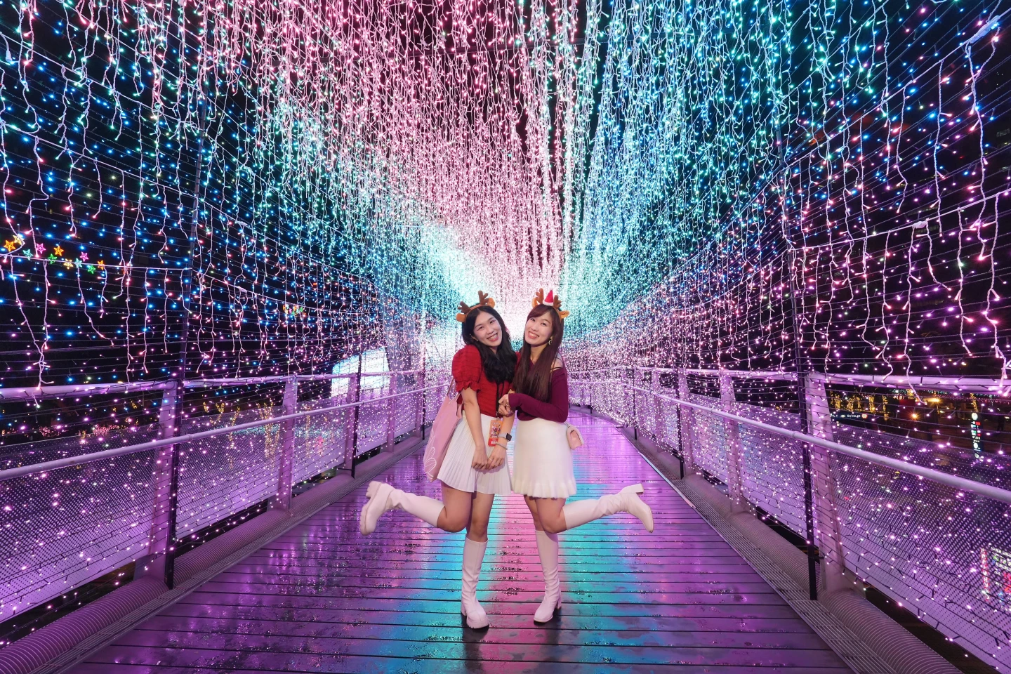 美樂蒂開箱｜LINE FRIENDS現身新北耶誕城　熊大兔兔主燈、夢幻天橋必拍！