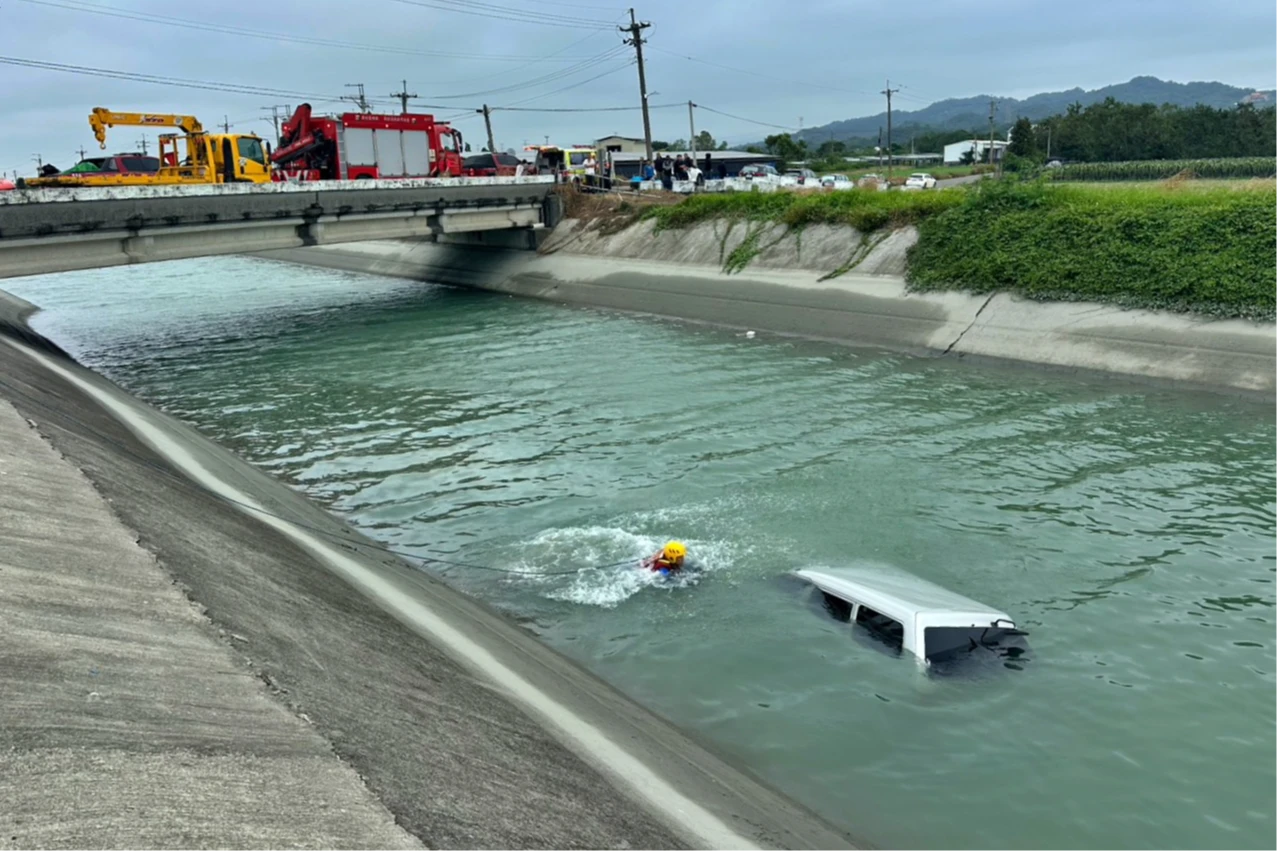 颱風天傳悲劇！轎車墜嘉南大圳滅頂　駕駛拖上岸已溺斃