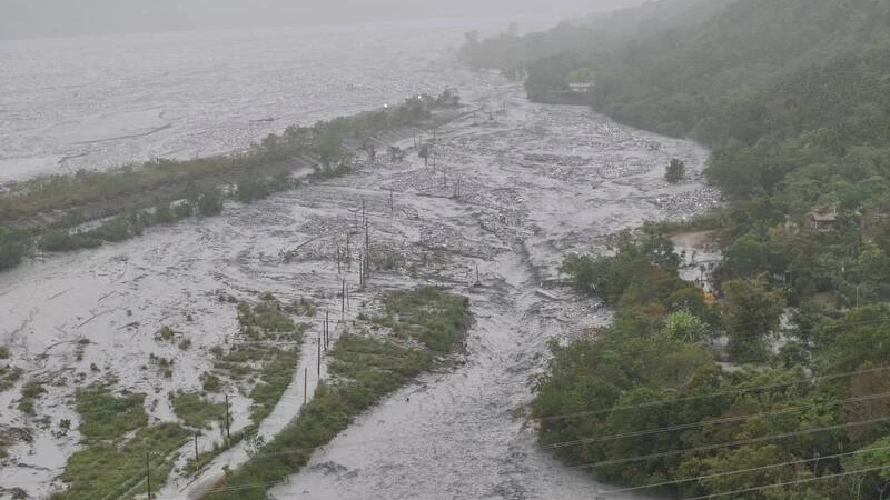 馬太鞍洪水灌左岸！泥流淹沒明利村慘況曝　急放鼎塊難阻斷「溢流口」