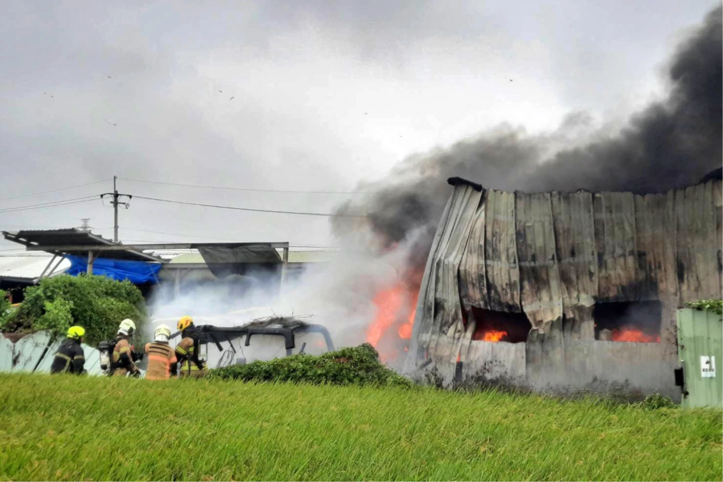 有片｜台南廠房狂燒濃煙竄天！鳳凰颱風助長火勢　退休小隊長路過熱血救援