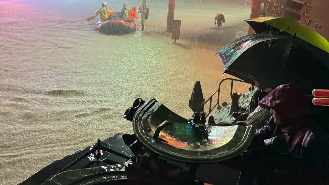 有片｜「鳳凰」還沒登陸蘇澳淹大水　國軍急救33民眾畫面曝