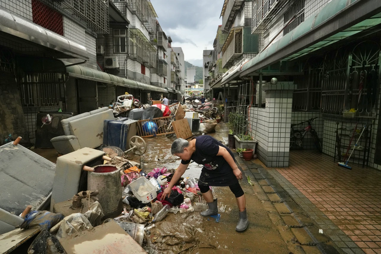 蘇澳水災後直擊｜險淹到2樓、地下室泡水　居民忙打掃滿室泥濘