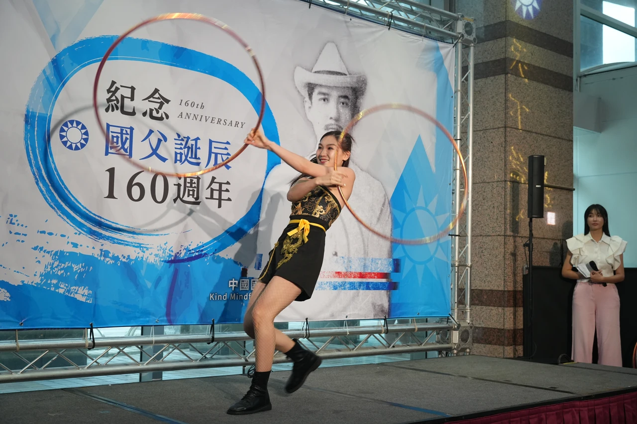 鄭麗文紀念國父誕辰出招！找女團辣跳、劈腿致敬　畫面曝光