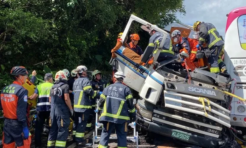 醫院雙軌派遣｜和死神搶命！新北消防率醫衝車禍現場輸血　創全台首例