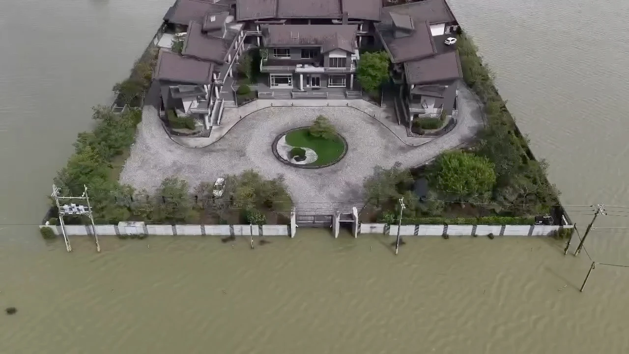 笑看大水圍城！宜蘭泉月樓行館超強防洪一片乾爽　驚人空拍畫面曝光